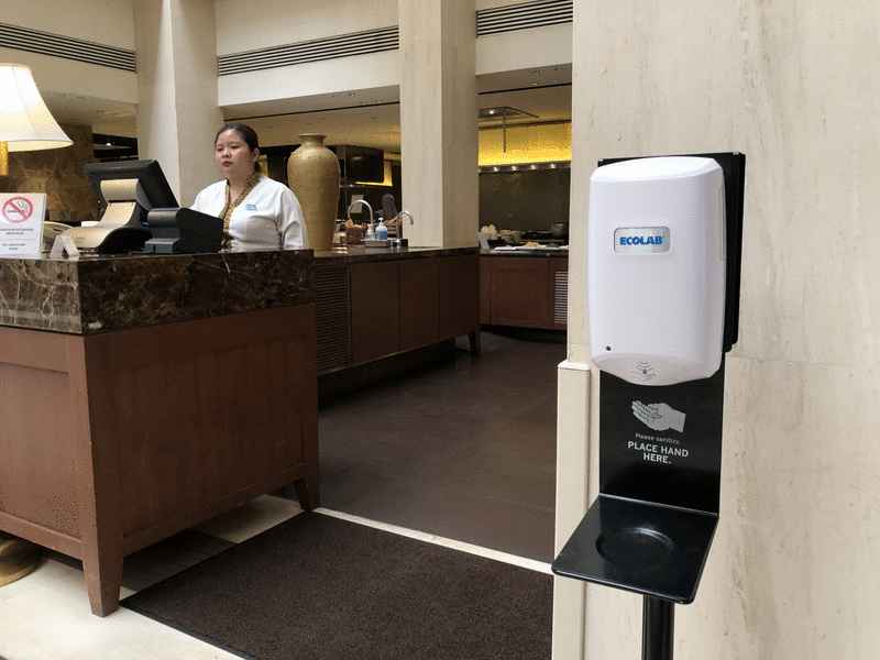 一些酒店在防疫非常时期，设置多个手部消毒器。