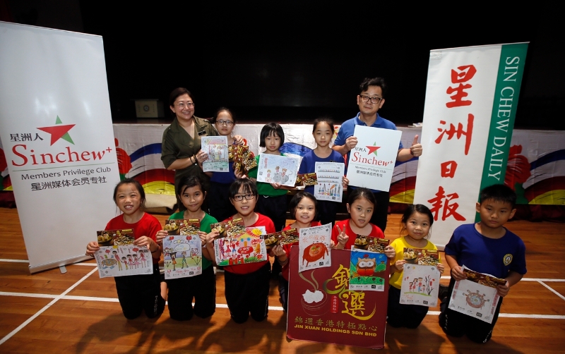 联办单位与学校副校长颁发奖品给10名得奖者后合照。后排左起为陈欣妤、刘倩羽、卢彦名、侯淑盈及吴永才。
