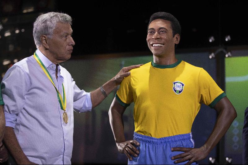 适逢巴西在1970年夺得队史第3座世界杯50周年庆，巴西足总周四揭晓比利的雕像。左为巴西名宿克洛多瓦尔多。（图：法新社）