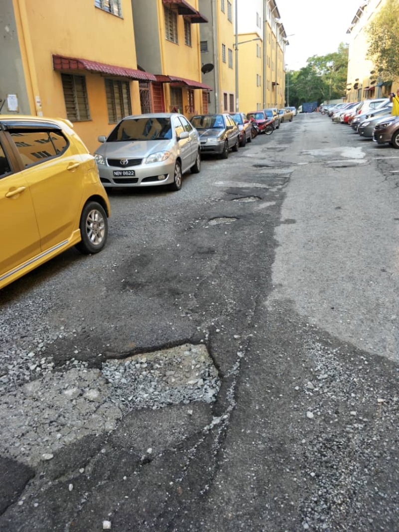 芙蓉新城Dahlia组屋区的道路已破损，陈丽群将协助该组屋区修补道路。