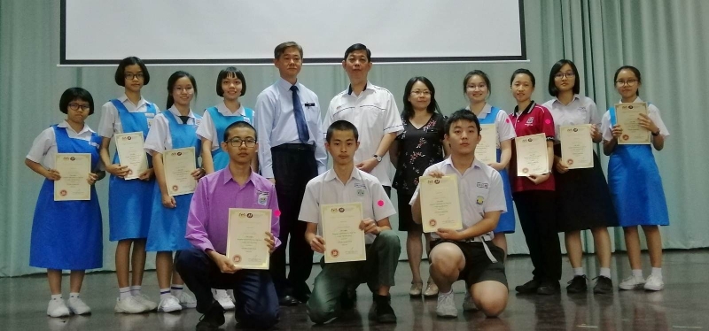 陈信锠（后排左五起）、张保旋和林玉凤担任嘉宾，颁奖给铜奖得奖者。