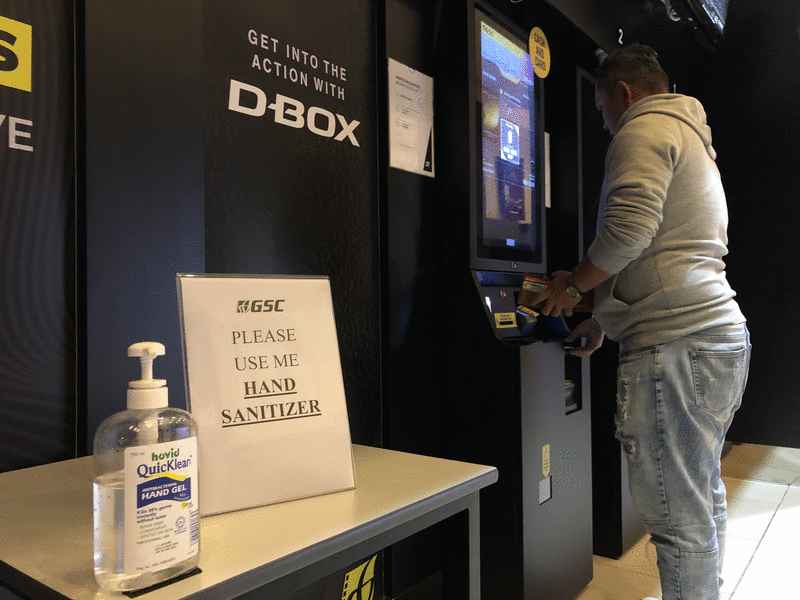 GSC电影院在售票处置放免洗手消毒液。