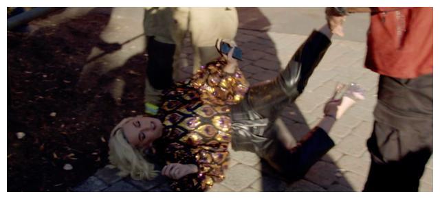 《美国偶像》录制现场发生意外，选手导师急逃生，凯蒂佩莉大喊不舒服后直接摔倒地上。