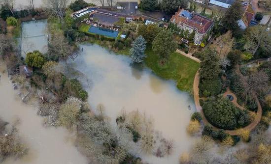 乔治克龙尼的英国豪宅被洪水包围，草坪球场一片沼泽，惨不忍睹。