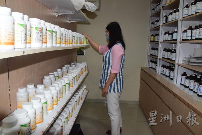 中华慈善中医院为了应付这一波疫情，采取订购双倍药品的措施，确保中成药库存能支撑到今年6月。（图：星洲日报）
