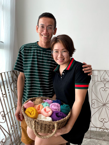 余广良（左起）及杨蕙敏自2018年起提供新生儿摄影服务，用镜头记录下新生宝宝的可爱样子。