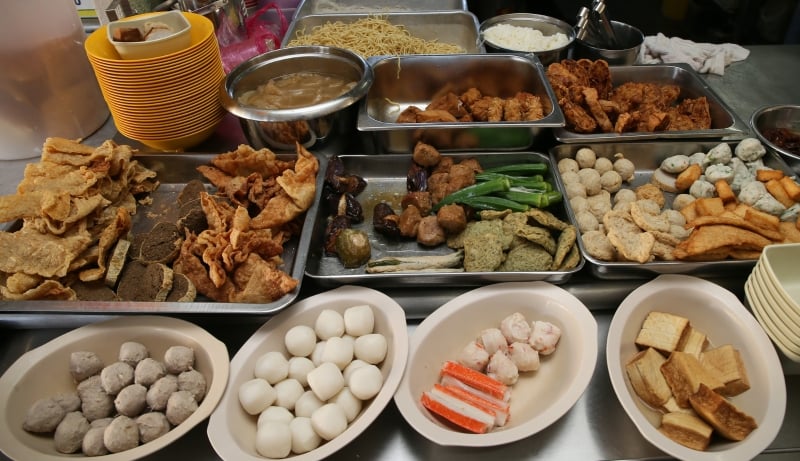 除了濑粉，杨钰岚也会手工制作酿料，售卖的酿料有80%是自行酿制，采用鲛鱼每天新鲜打成。（图：星洲日报）