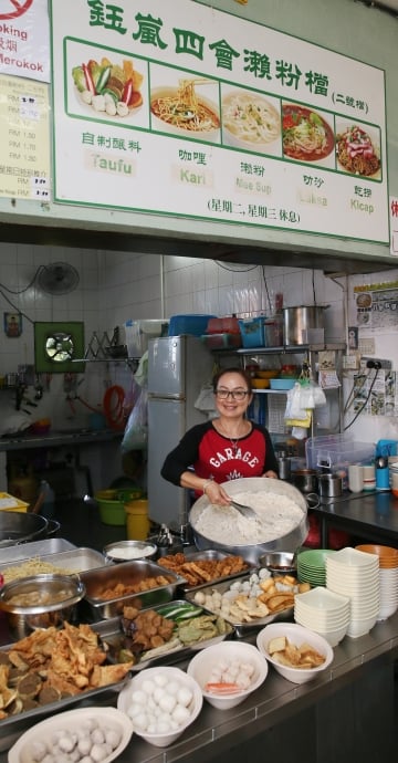 杨钰岚制作好濑粉后，到务边卫星市小食中心二号档售卖。每个星期二和三休息，让她可以稍稍透一口气。（图：星洲日报）