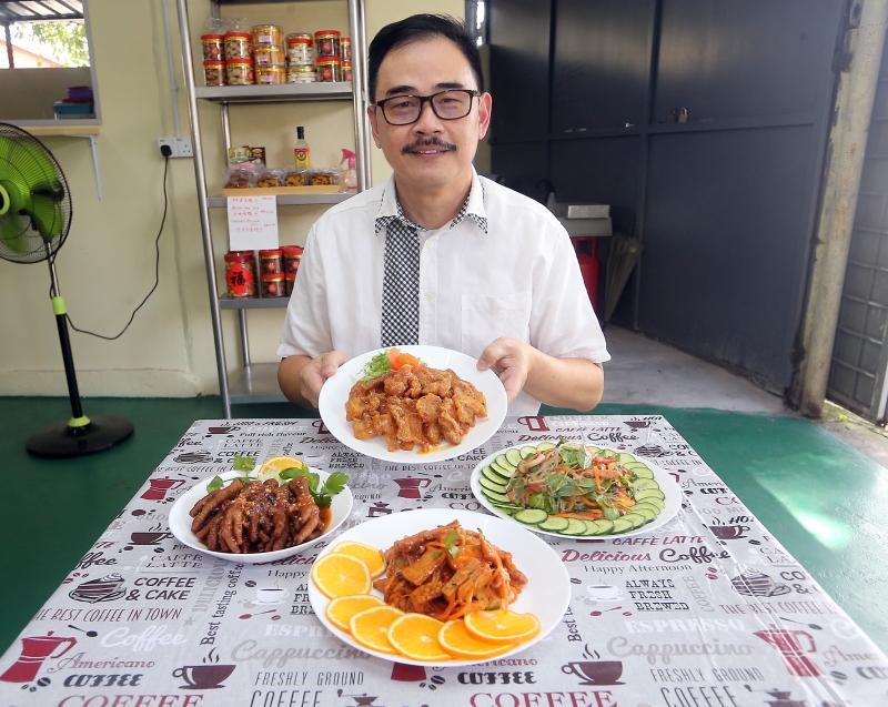 李崨生与读者分享脆口双豆、香茅肉片、香芒酱伴银丝及开胃鸡脚的做法。
