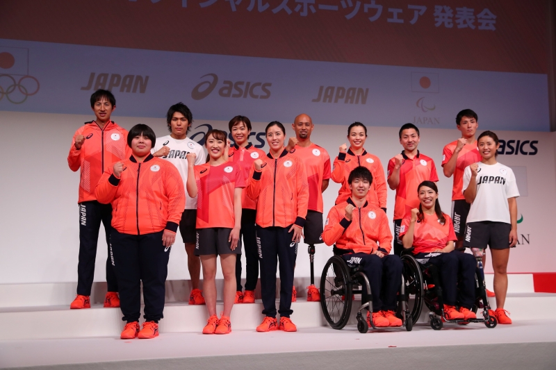 虽饱受新冠肺炎疫情影响，并遭遇过半网民呼吁取消，但日本政府仍坚持如期举办东京奥运。图为日本奥运代表团制服发表。（照片来源：日本奥委会官方推特）