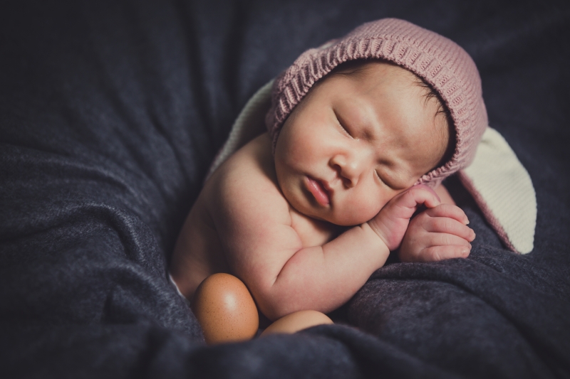 由于新生儿的身体仍很柔软，摄影师可轻轻移动宝宝身体，摆出各种姿势。（受访者提供）
