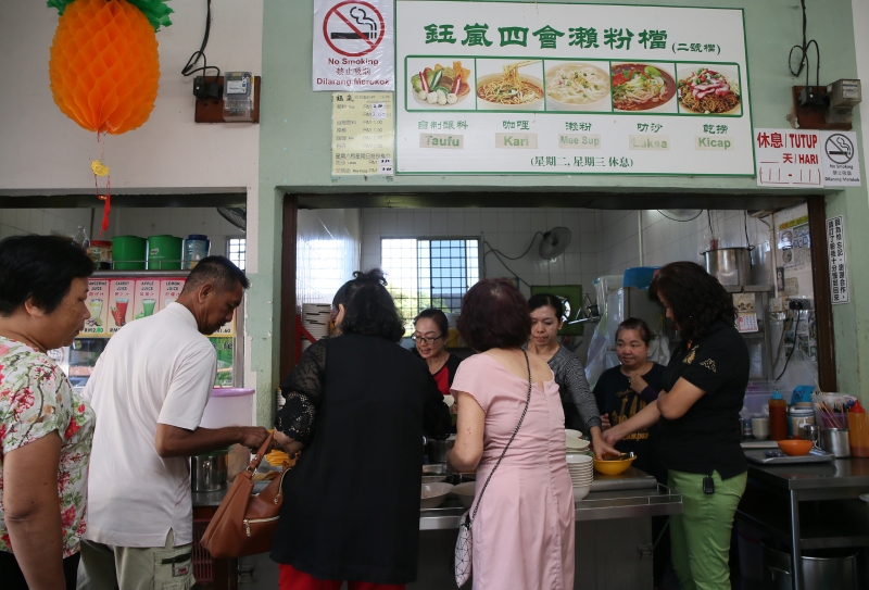 杨钰岚的档口，每天客似云来，濑粉和酿料最后都会卖光。很多外地生客来试了一碗就爱上，下次再来，就变成熟客了。（图：星洲日报）