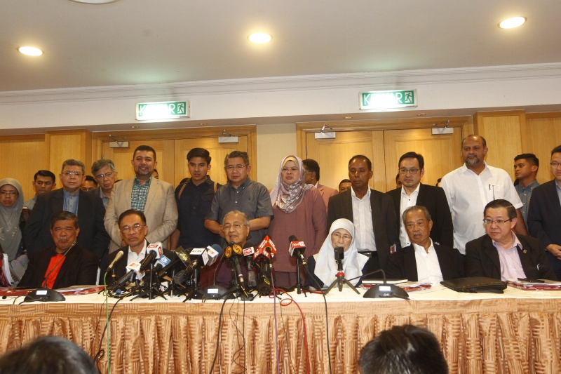 马哈迪（左三）在希盟主席理事会会议后，宣布会议一致决定APEC后由他决定交棒日期。坐者左起为莫哈末沙布和安华，右起为林冠英、慕尤丁和旺阿兹莎。