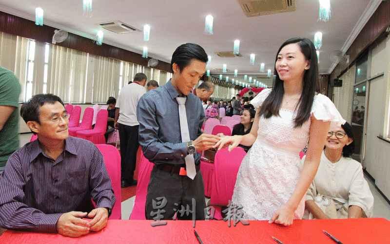 蔡国豪（左二）与郑斌欣谈恋爱3年，正式结为夫妻。