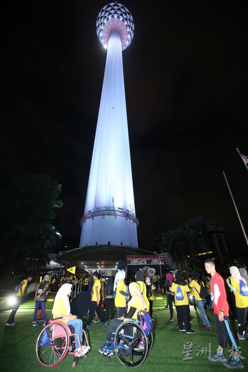 吉隆坡塔登顶挑战活动参与者早上5时30分就开始在吉隆坡塔前集合。