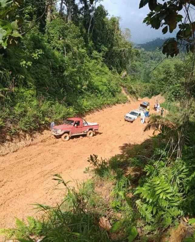 载送护士的四驱车在崎岖泥泞山路抛锚。
