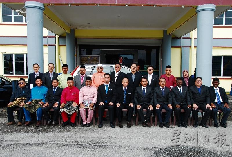 20名仁保市议员正式走马上任。前排左六起张聒翔及拉惹诺拉兹利。（图：星洲日报）