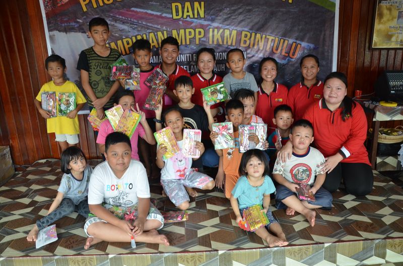 睦邻计划包括为孩子们讲故事、彩色活动，并在活动后赠送文具予长屋孩子。
