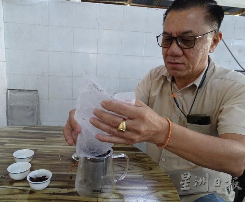 曾广海：咖啡树不单可生产咖啡豆，树上的花及叶子可加以利用制成茶。
