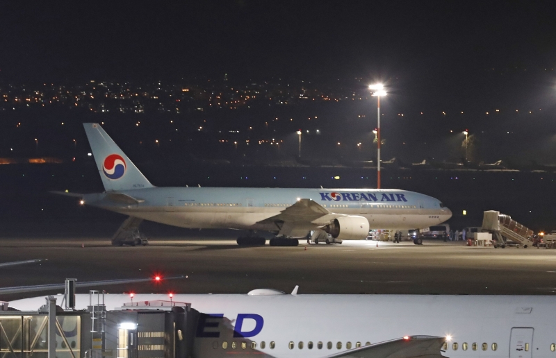机上12名以色列乘客被救护车载往隔离检疫后，大韩航空客机随后奉命飞返韩国。（法新社照片）
