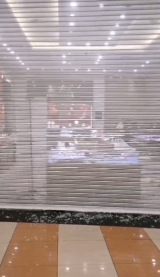金店门口一地玻璃碎片。