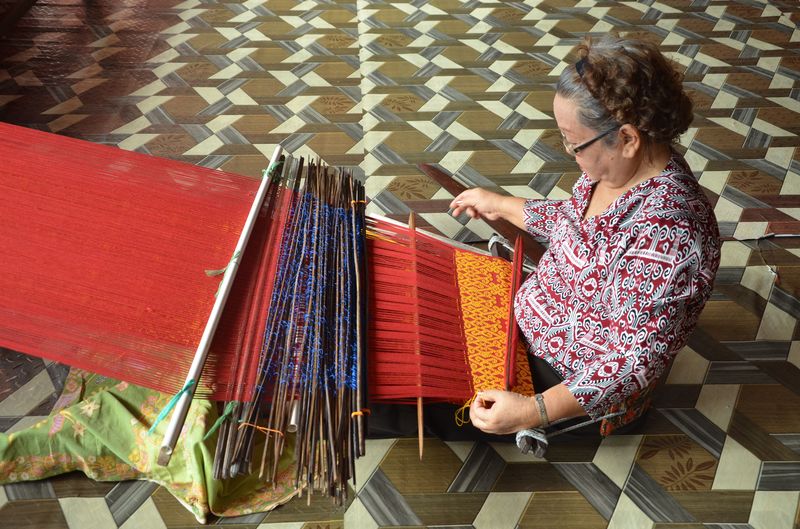实巴荷县的雷门柏朗长屋，为感谢睦邻友好计划，展示传统织布法。

