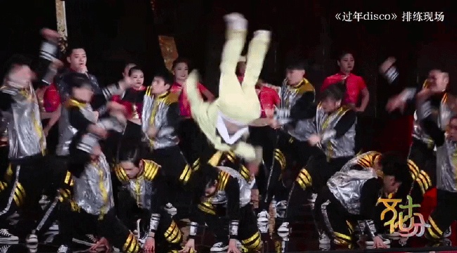 张艺兴表演后空翻，不小心失误，跌倒脸着地。