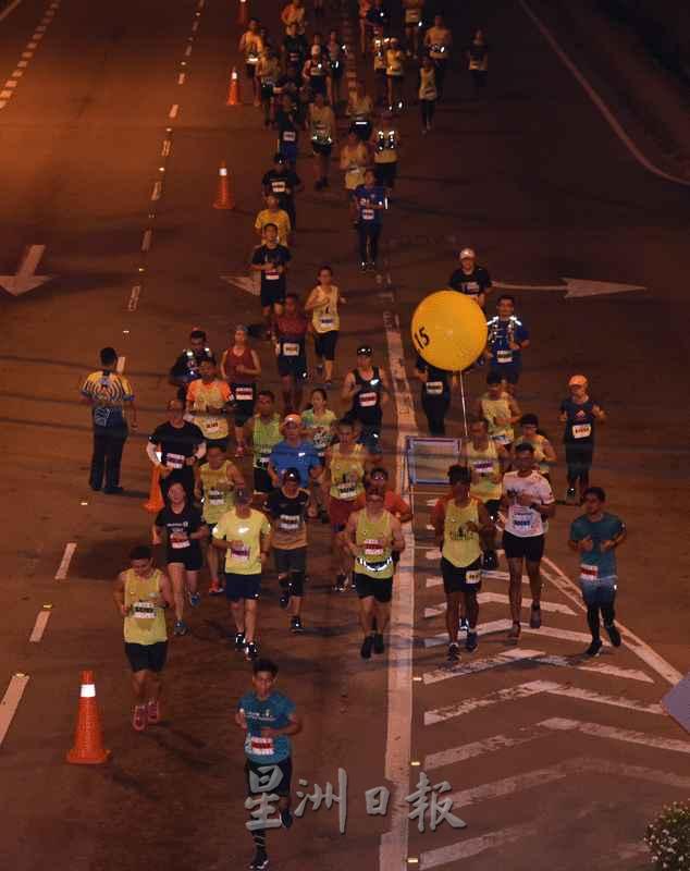亚庇市婆罗洲半马拉松赛选手从凌晨开跑。