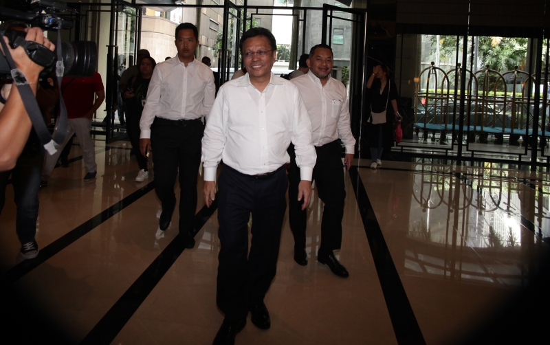 沙菲益阿达于周日下午约5时40分现身于吉隆坡丽兹卡尔顿酒店（Ritz-Carlton），该酒店便是砂拉越首席部长拿督巴丁宜阿邦佐哈里与砂拉越国会议员会面的地点。