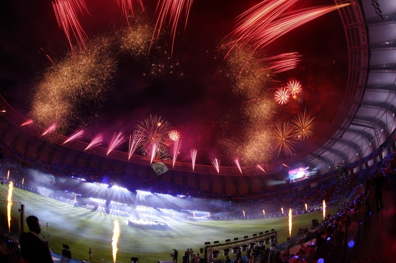 苏丹依布拉欣足球体育场场外四面八方形态各异，色彩缤纷的烟花，让观众如赴一场视觉感官饕宴。