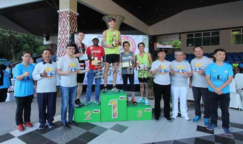 左三起为冯晋哲及诺丁西曼等嘉宾与亚庇市婆罗洲半马拉松赛男子28至35岁组优胜者合影。