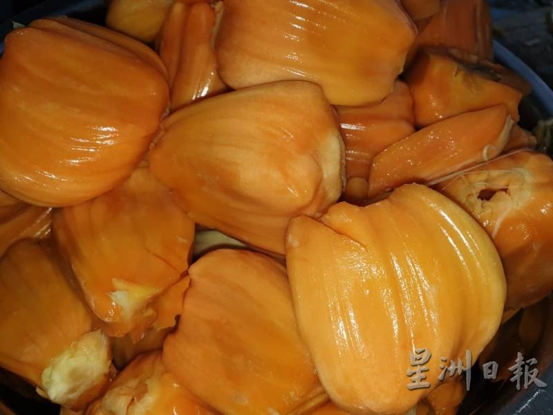 红肉菠萝蜜的果肉较脆的，吃的时候会有一种咬劲儿。