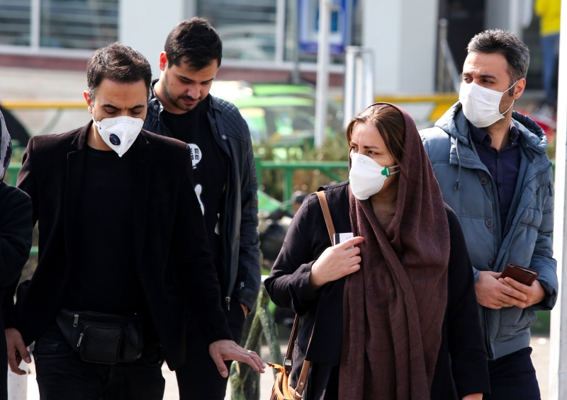 在伊朗首都德黑兰街头，一些市民戴上口罩。（法新社照片）