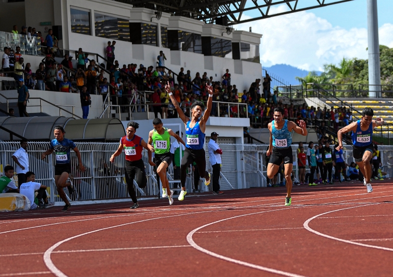 阿兹恩姆（右三）在本届霹雳田径赛的男子100公尺以10.88秒摘金，加上之前的200公尺，他在此赛会赢得短跑双金。