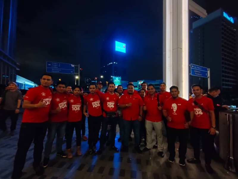 身穿红色青年团党服的支持者在酒店外表示要声援马哈迪。
