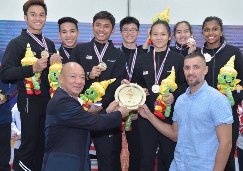 大马队成功在东南亚杯壁球锦标赛完成混合团体赛3连冠。后排右二为表现抢眼的艾拉阿兹曼。（squashsite照片）