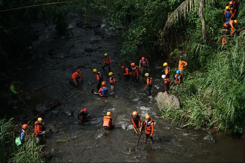 搜救队在河中搜寻失踪的学生。