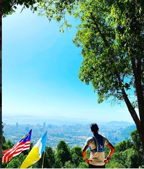 姜皓文在槟城不忘爬山，相片中更见马来西亚国旗和槟城州旗。