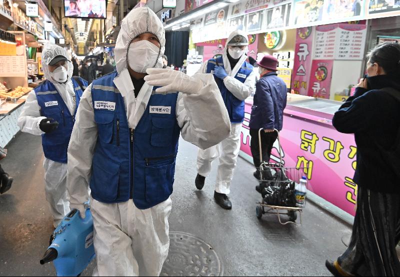 为了有效防范疫情扩散至全国的可能性，韩国政府将对防疫防控体系进行调整，并确保与冠病疫情无关的其他患者也能接受有效治疗。（图：法新社）
