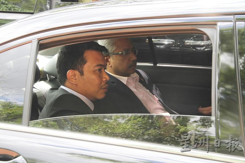 瓦达姆迪乘坐官车抵达首相私邸保安厅外。