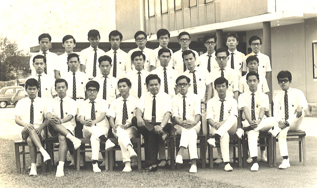 CRS第一年的华文班同学合摄，前排左四起为作者与校长。（作者提供照片）