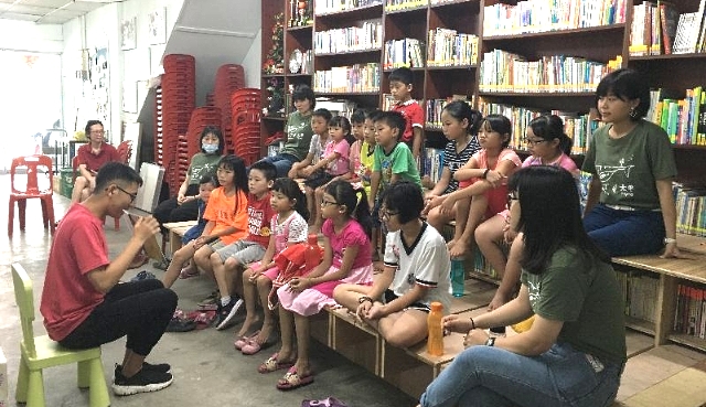 Story-telling time at Kuala Sepetang community library. SIN CHEW DAILY