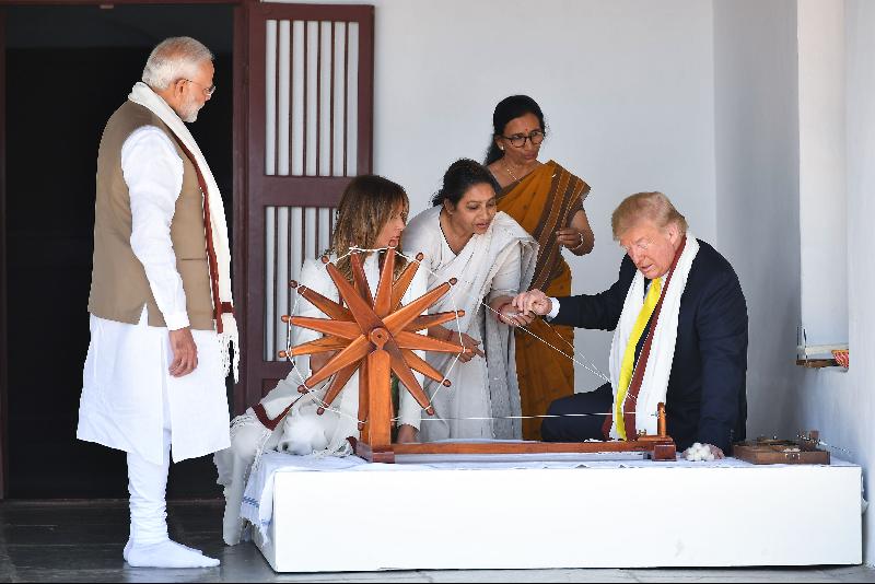 特朗普（右一）和梅兰妮（左二） 周一抵达印度官访时，参观印度“圣雄” 甘地的故居，并试着操作甘地生前鼓励用 来解除印度对英国纺织厂的依赖的手纺 车。左一为莫迪。（图：法新社）