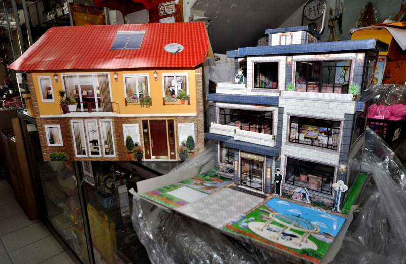 中国制造很本地制造的纸扎“豪宅”显见差别，中国制造（右）较有设计感和立体，有如模型，而本地制造的则略显普通。