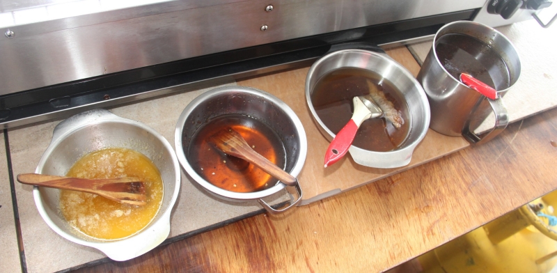 “台式烧烤”除了采用进口的台湾沙茶酱，也使用自调的独家酱料、蜂蜜及牛油来烧烤各类食材。