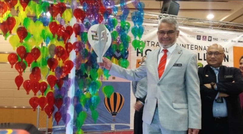 卡立沙末（左）为“2020年布城国际热气球嘉年华会”进行开幕。右为布城发展机构主席拿督阿米鲁丁。