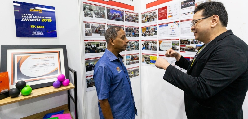 高达松也曾参加去年的霹雳初创企业嘉年华，并与人力资源部长古拉（左）在其展览摊位上交流。