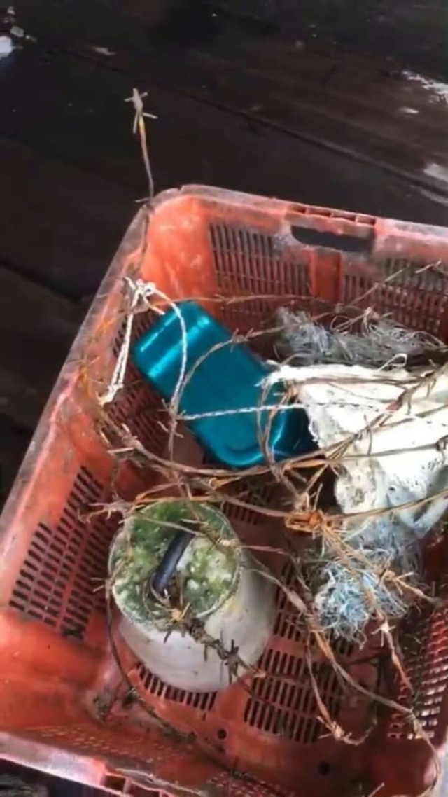 蜈蚣网业者在海上置放带刺的铁线，破坏在蜈蚣网周遭渔民的渔网。