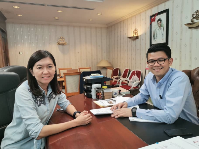 陈家兴（右）在霹雳州政府大厦行政议员办公室内跟黄诗情讨论事务。