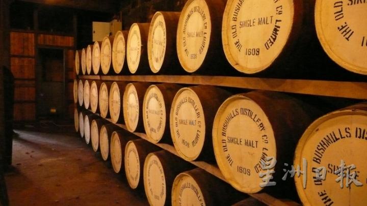 威士忌在木桶中随时间的推移而发生的变化达到成熟的阶段，这是酿造威士忌的关键阶段。

